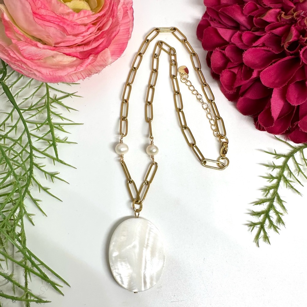 NEW⚜️Mother Of Pearl Charm Necklace - Picture 2 of 6